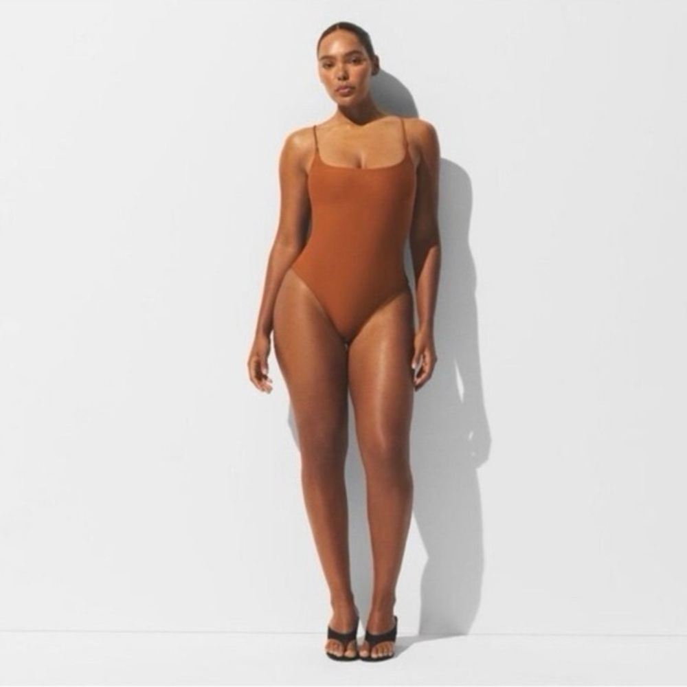 Skims classic swim square neck scoop one Piece 
Color bronze
